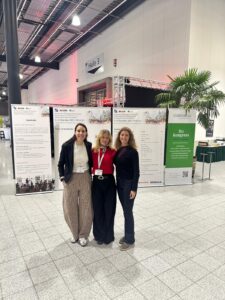 Miriam Binter, Eva Leskosek und Elisabeth Sallfellner bei der DACH-Tagung 2025